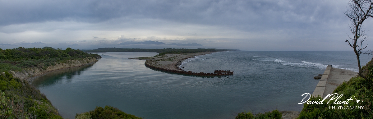 _DSC3785 Panorama.JPG - View from Tour de Diane over the Etang de Diane outflow to the sea - Corsica